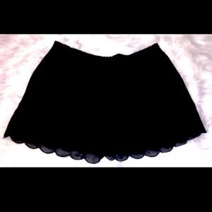 Black scalloped shorts🖤Size L 🖤EUC